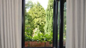 Suite básica, 1 cama doble, no fumadores | Vistas al jardín