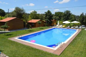 2 utomhuspooler och solstolar