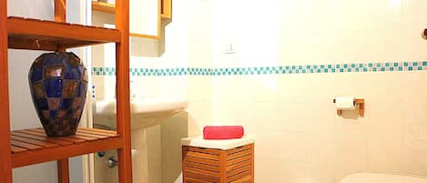 Appartement, 1 chambre | Salle de bain | Douche, douche cascade, bidet