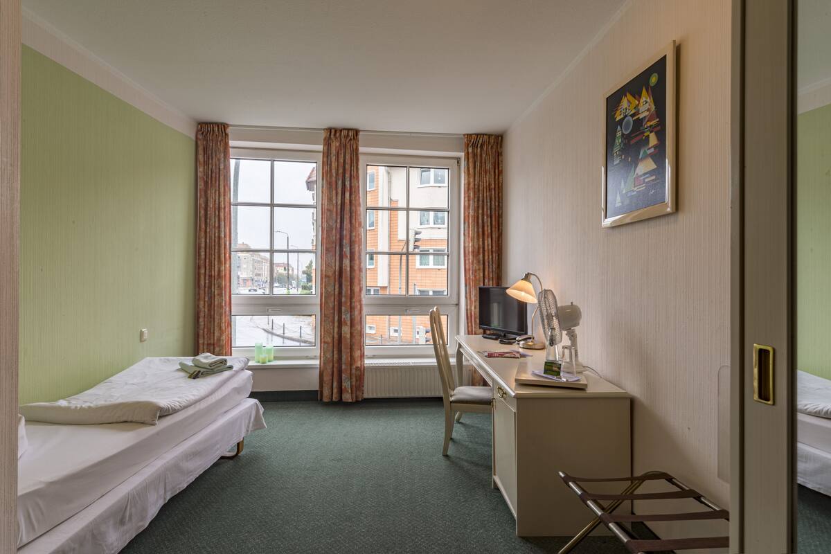 Premium bedding, desk