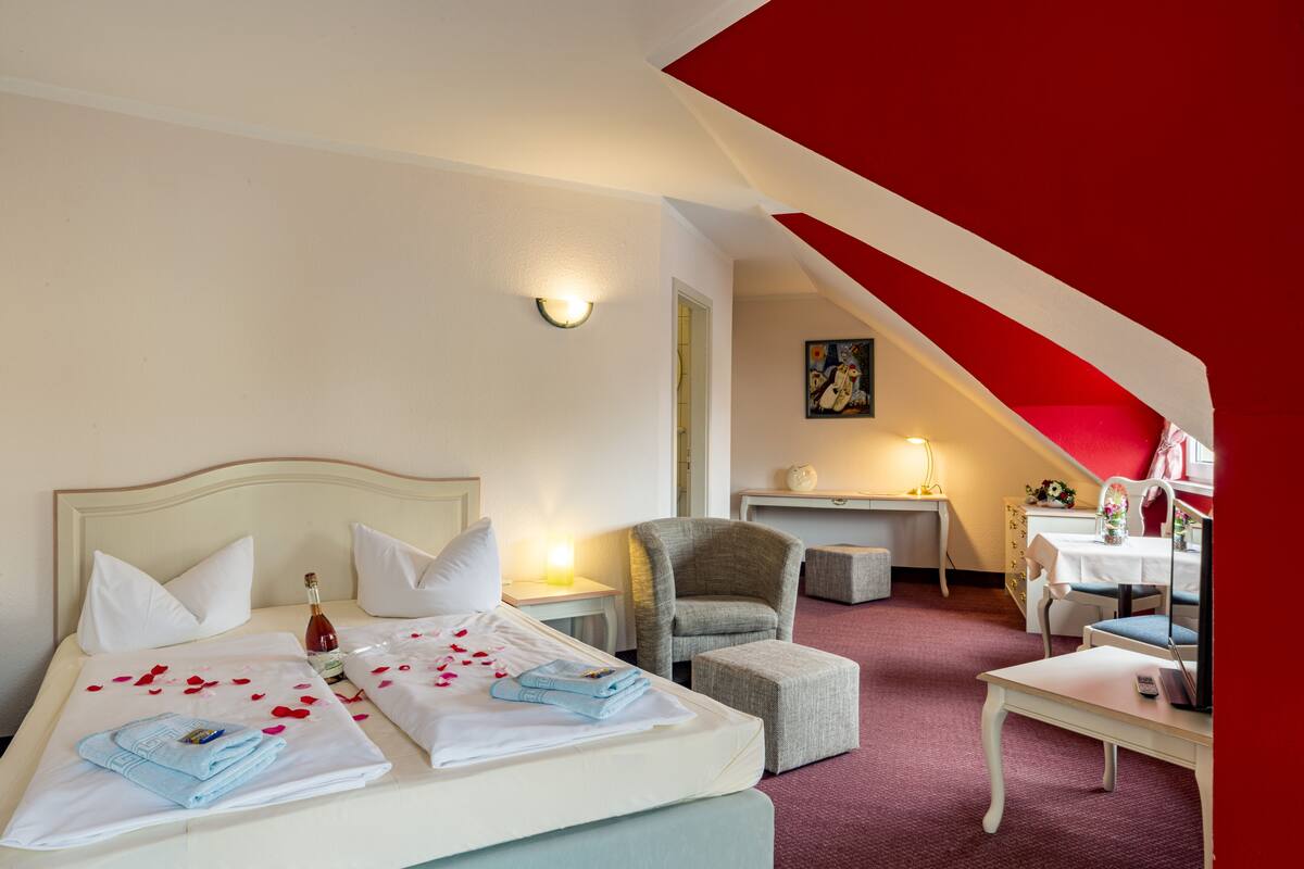 Honeymoon Suite | Living area | Flat-screen TV