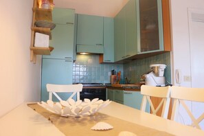 Fridge, stovetop, cookware/dishes/utensils - Residence Ostro (Santa Teresa di Gallura)