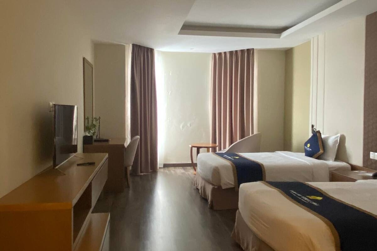 Superior Twin Room | Minibar, in-room safe, desk, blackout drapes