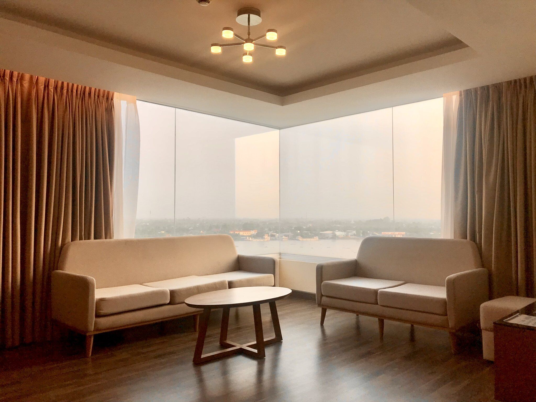 combined shower/bathtub, free toiletries, hair dryer, slippers