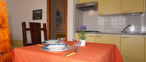 Apartment, 1 Schlafzimmer | Essbereich im Zimmer