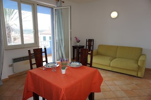 Apartment, 1 Schlafzimmer | Wohnbereich | Fernseher