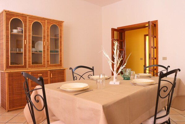 Apartment, 2 Bedrooms (6 pax) | In-room dining
