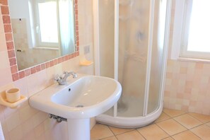 Apartment, 2 Bedrooms (4 pax) | Bathroom
