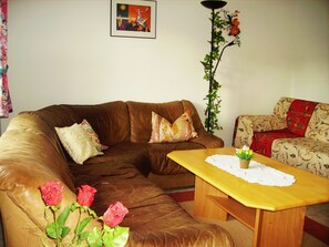 Familieleilighet, 1 dobbeltseng med sovesofa | Oppholdsområde | TV og bordtennis