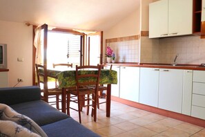 Apartamento, 2 habitaciones | Cocina básica privada | Frigorífico, placa de cocina y utensilios de cocina