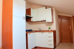 Studio | Private kitchenette | Fridge, stovetop, cookware/dishes/utensils