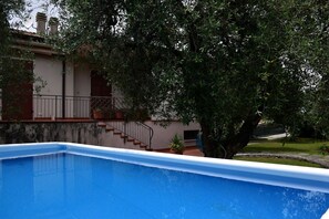 Seasonal outdoor pool, pool loungers - Villa Belvedere Albisano (Torri del Benaco)