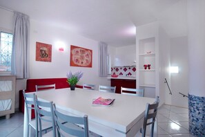 Appartement, 3 slaapkamers | Dineren op de kamer