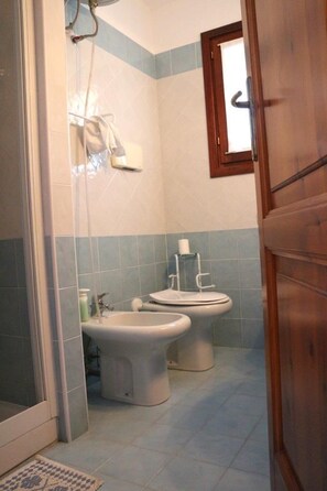 A bathroom with two toilets, a shower, and a sink. - Villetta Sartori (Santa Teresa di Gallura)