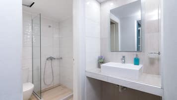 Standard Apartment, Garden View | Bilik Mandi | Pancuran mandi, pengering rambut, tuala disediakan