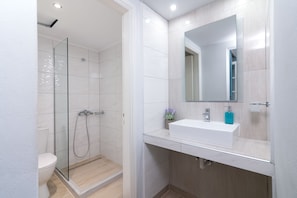 Standard Apartment, Garden View | Bathroom | Shower, hair dryer, towels