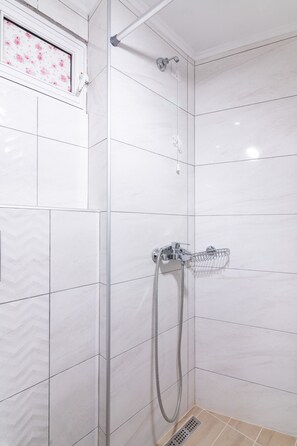 Apartamento estándar, vistas al jardín | Baño | Ducha, secador de pelo y toallas