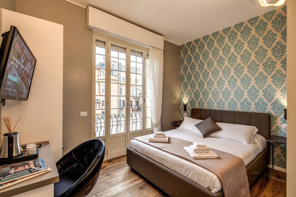 Superior Double Room, 1 King Bed, Non Smoking | Minibar, in-room safe, desk, laptop workspace