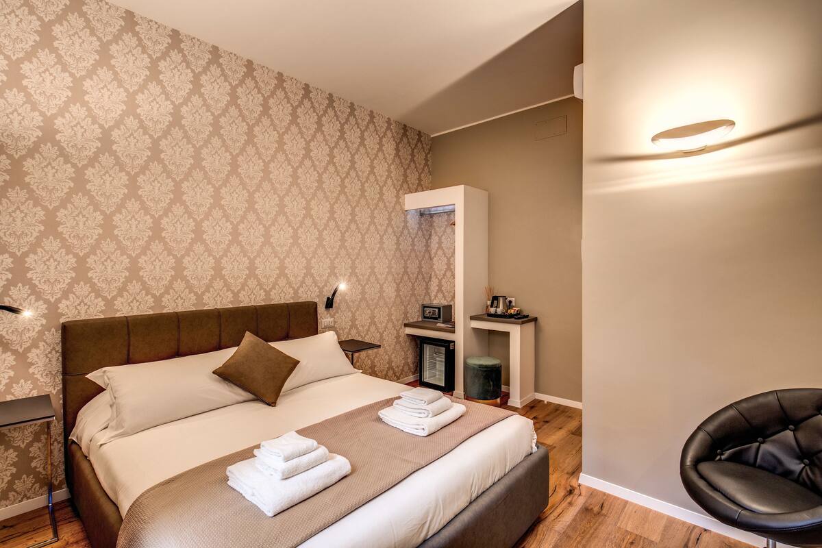 Standard Double Room, 1 King Bed, Non Smoking | Minibar, in-room safe, desk, laptop workspace