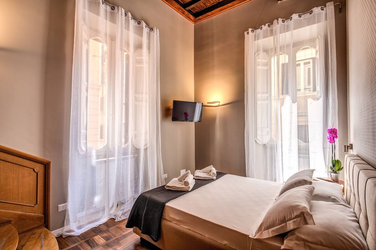 Executive Suite | Minibar, in-room safe, desk, laptop workspace