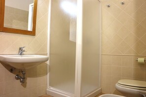 Lägenhet - 1 sovrum | Badrum | Dusch, regndusch, bidé och handdukar