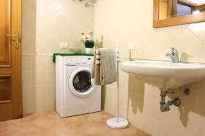Shower, rainfall showerhead, bidet, towels - Sole e Mare (Santa Teresa di Gallura)