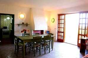 Apartment, 2 Schlafzimmer | Essbereich im Zimmer