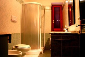 Apartment, 2 Schlafzimmer | Badezimmer | Dusche, Bidet