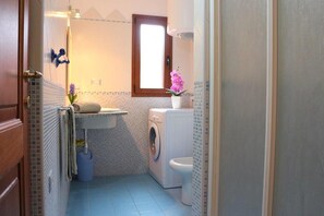 Dusche, Bidet, Handtücher