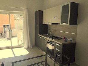 Apartment, 2 Schlafzimmer | Eigene Küche | Kühlschrank, Herdplatte, Wasserkocher mit Kaffee-/Teezubehör