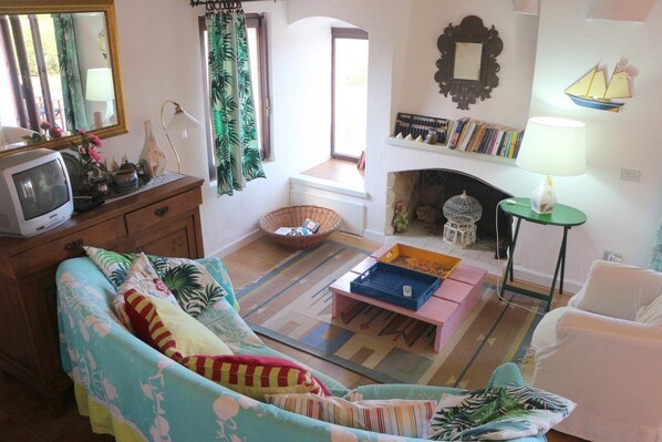 Villa, 3 habitaciones | Área de sala de estar | Televisión de pantalla plana 