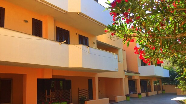 A multi-story building with balconies and a courtyard. - Le Perle del Centro (Santa Teresa di Gallura)