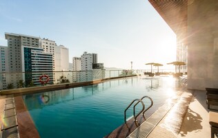 室外游泳池，06:00 至 21:00 开放，日光浴躺椅