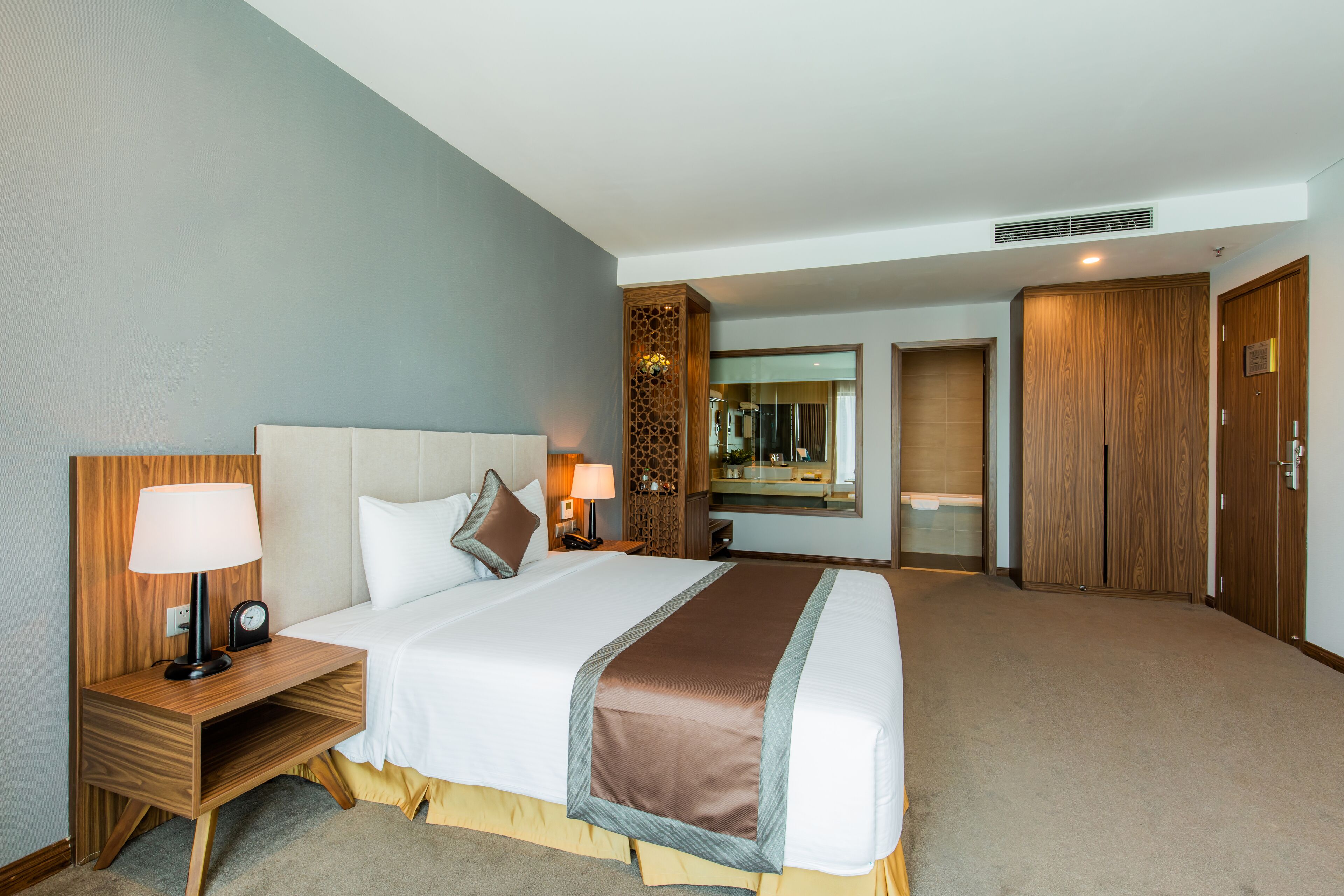 Ropa de cama de alta calidad y minibar 