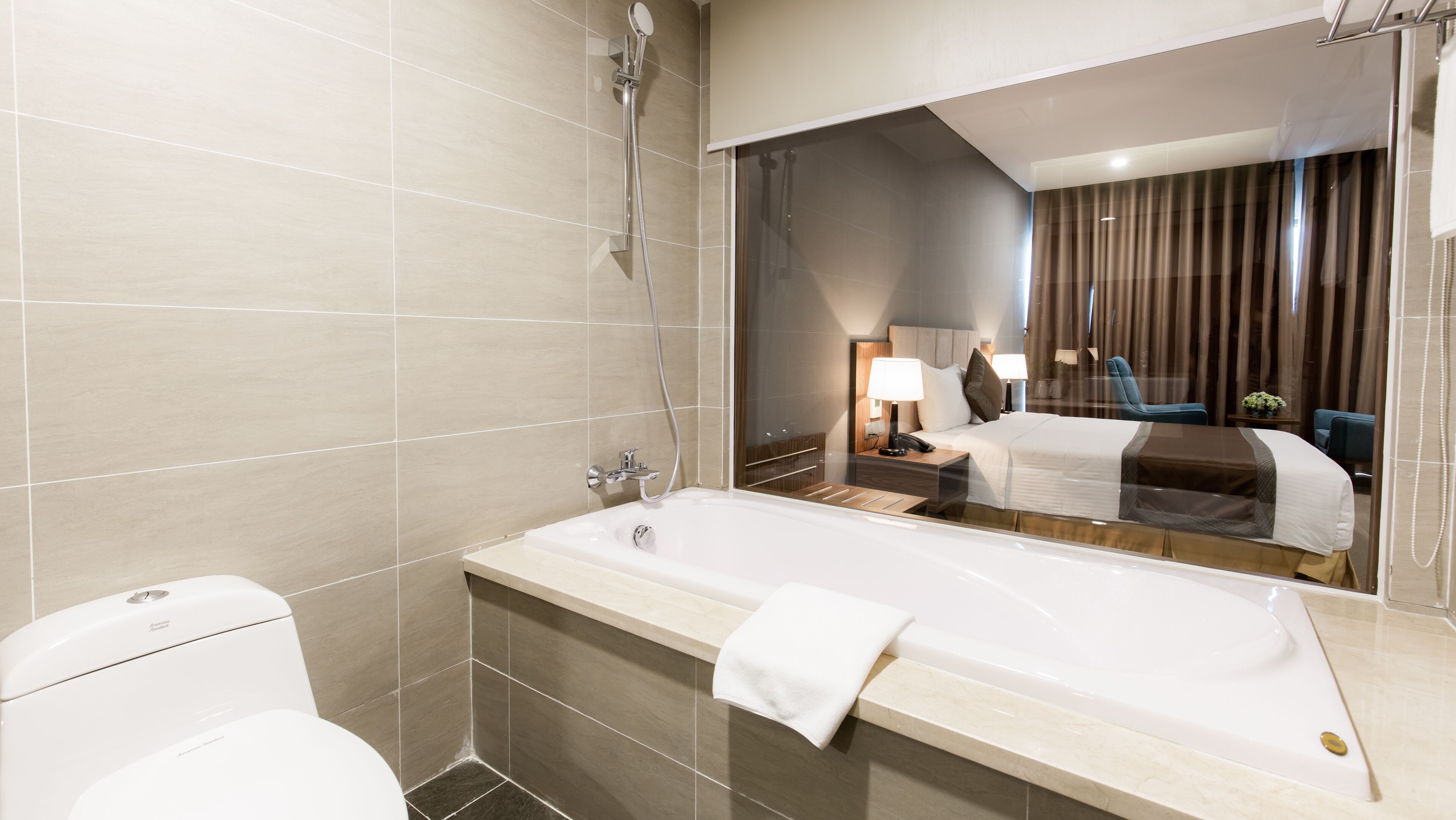 Un baño moderno con bañera, inodoro y ducha.