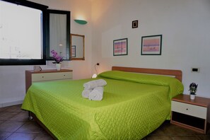 1 quarto, berços (sobretaxa), roupa de cama