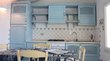 Großer Kühlschrank, Herdplatte, Espressomaschine