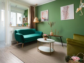 Deluxe-huoneisto, 1 makuuhuone (Amazon Apartment - Cismigiu Gardens) | Oleskelualue | 109–senttinen taulutelevisio, jossa digitaalikanavat