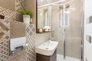 Deluxe Apartment, 2 Bedrooms (Prestige Apartment - Cismigiu Gardens) | Bathroom