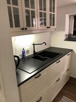 Refrigerador con freezer, microondas, horno, placa de cocina