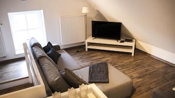 Appartement, 5 slaapkamers, uitzicht op rivier | Televisie