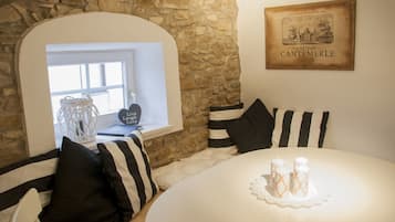 Apartment, 5 Bedrooms, River View | In-room dining
