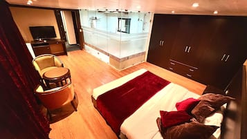 Minibar, caja de seguridad en la habitación y escritorio