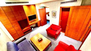 Suite familiar | Área de sala de estar | Televisión LCD de 32 pulgadas con canales por cable y televisión