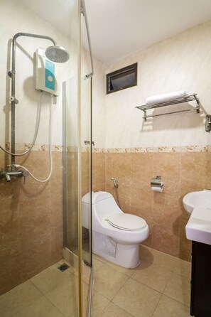 Shower, towels, toilet paper - OYO 131 Griebs Inn (Pattaya)