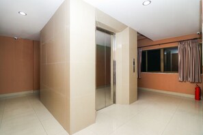 Staircase - OYO 131 Griebs Inn (Pattaya)