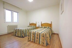 Verdunkelungsvorhänge, Zustellbetten, kostenloses WLAN, Bettwäsche