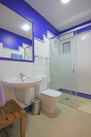 Dusche, kostenlose Toilettenartikel, Handtücher