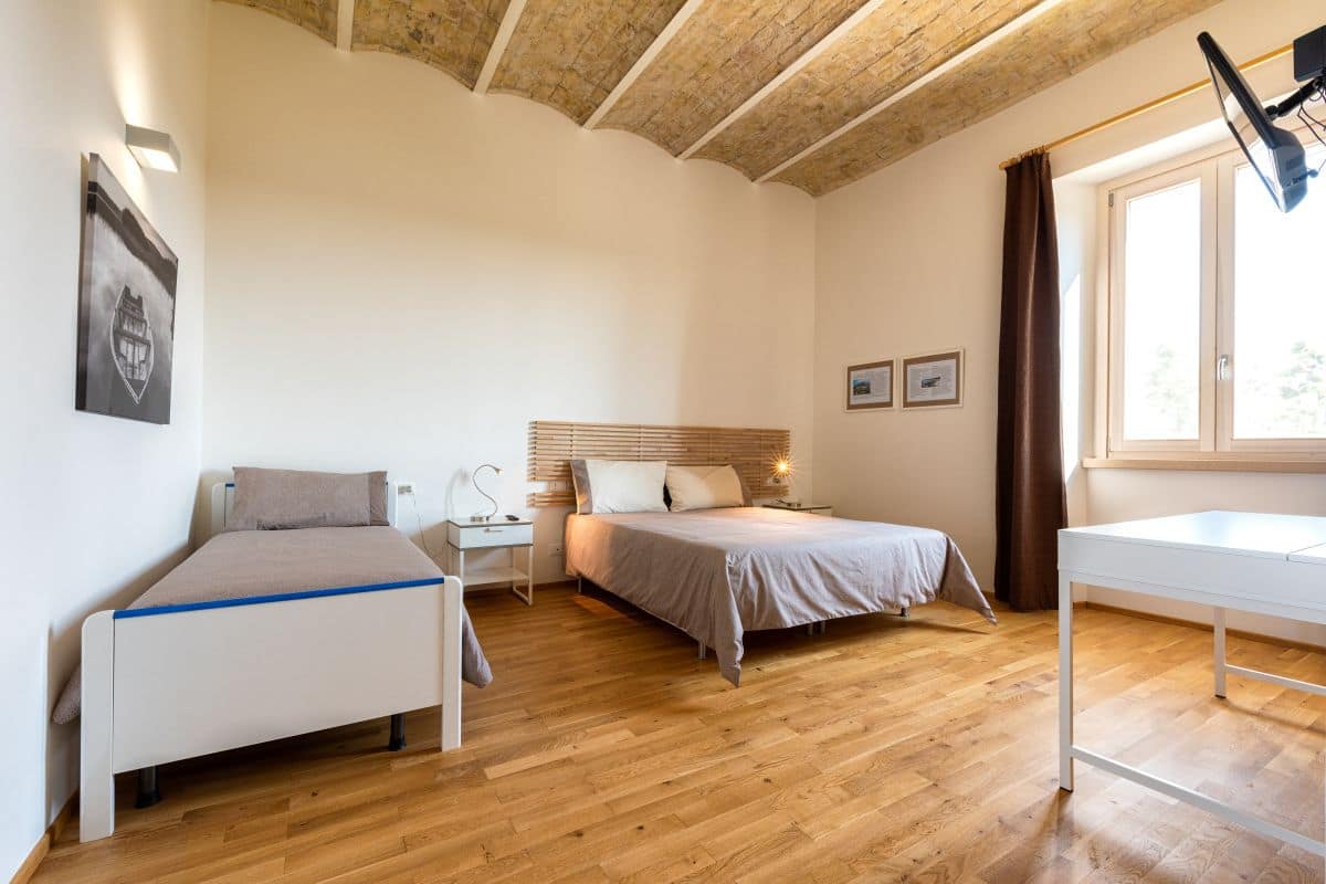 Premium bedding, desk, free cots/infant beds, free WiFi