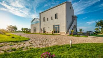 Triple Room (Pietre Nere) | Garden view
